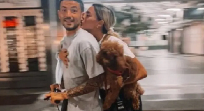 Sensi e la foto con la fidanzata sul monopattino elettrico: ma in due non si può...