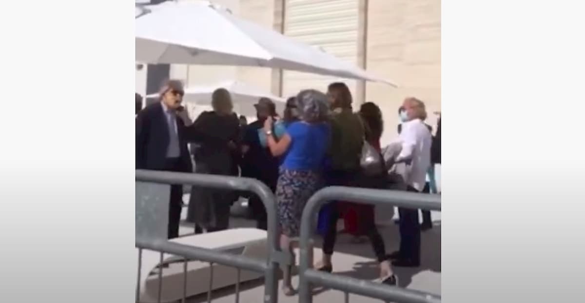 Sgarbi senza mascherina viene ripreso da addetto alla sicurezza