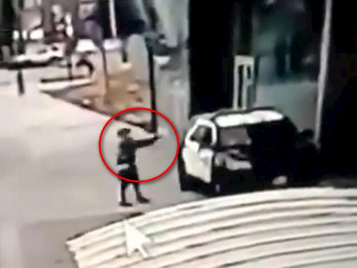 Compton, uomo si avvicina all'auto della polizia e spara: 2 vice sceriffi in fin di vita