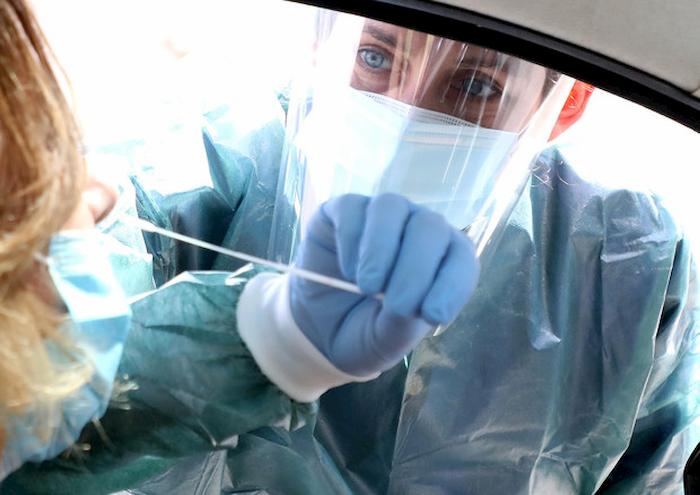 Coronavirus Napoli, fanno il tampone e lasciano recapiti falsi. Caccia a 24 positivi