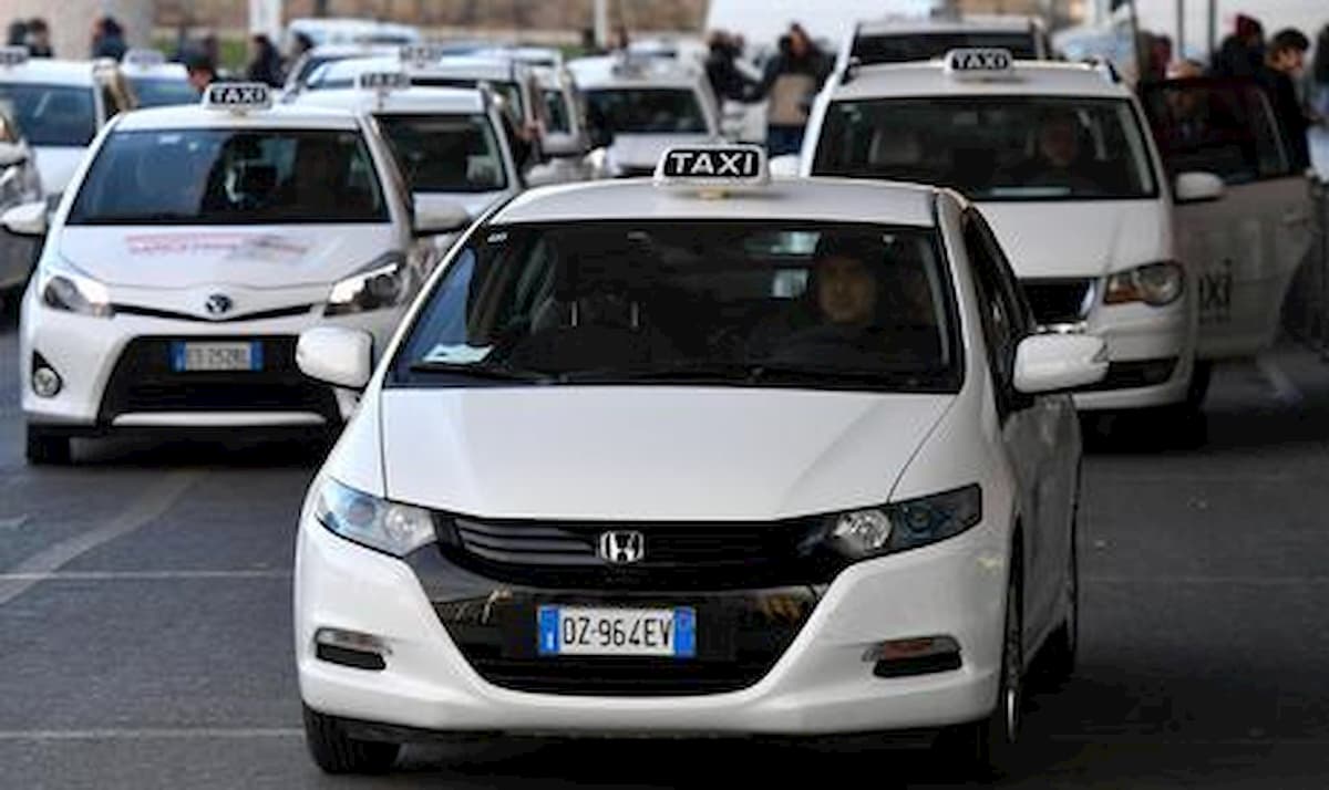 Roma, tassista arrestato per violenza. Sms alla seconda vittima: "Ieri notte è stato bello, ci rivediamo?"