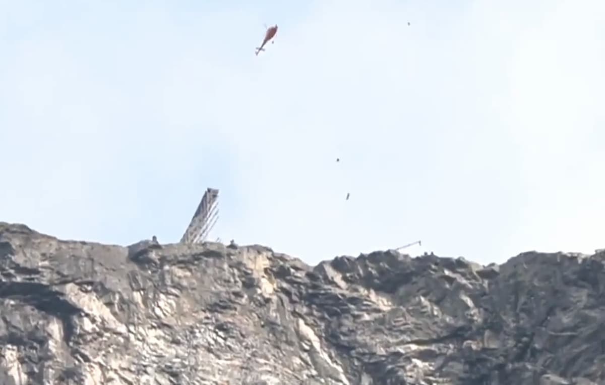 Tom Cruise in moto si lancia a tutta velocità nel vuoto