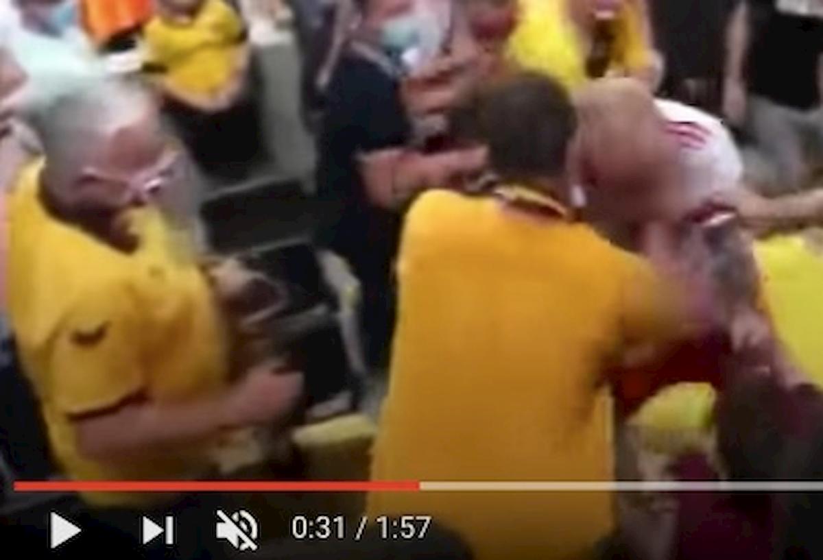 Toni Leistner interrompe intervista aggredire tifoso sugli spalti VIDEO