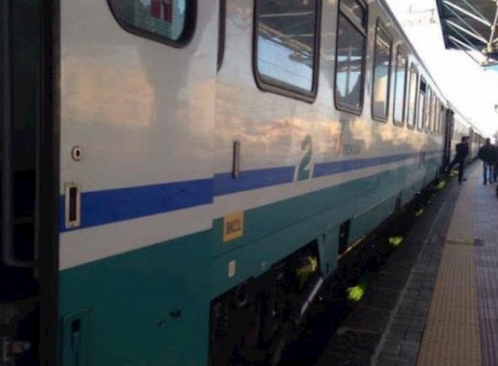 Treno regionale Falconara - Orte è finito contro una frana caduta binari, nessun ferito