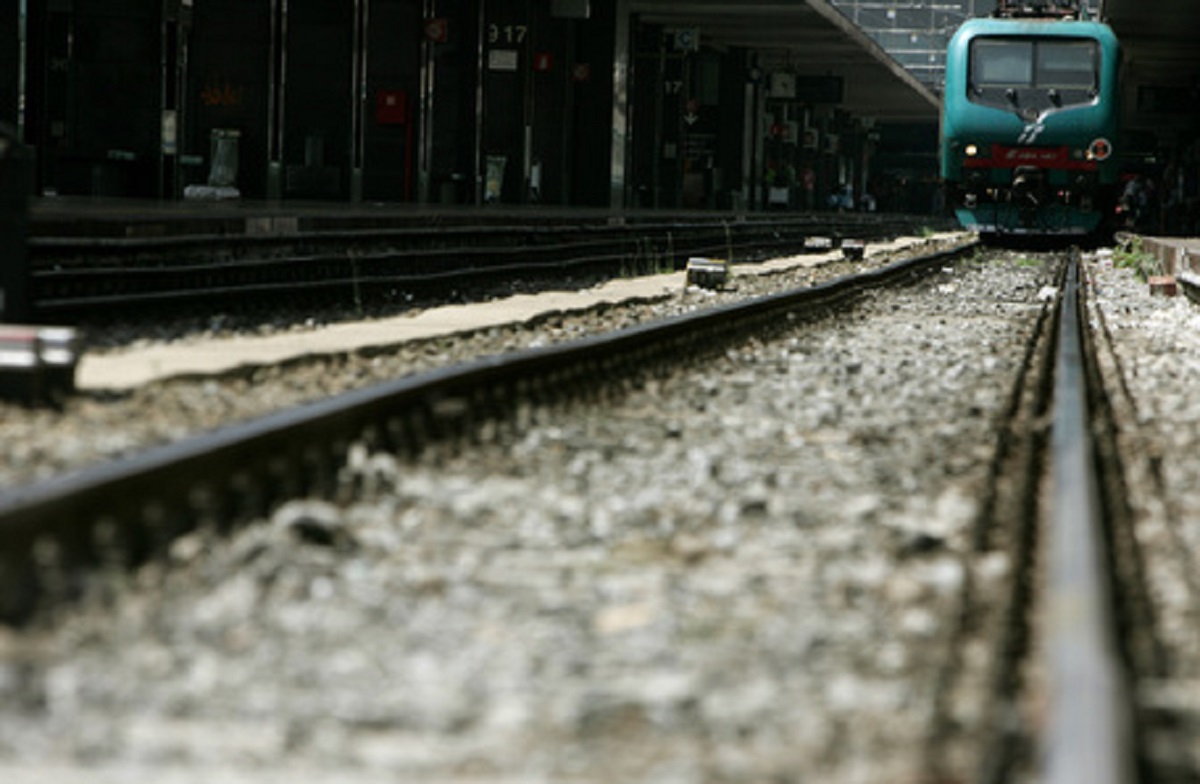 Velletri, cade sui binari e muore. Foto d'archivio Ansa di un treno