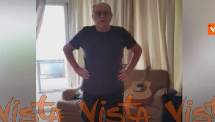 Carlo Verdone torna a camminare bene dopo intervento alle anche: "Un piccolo miracolo" VIDEO