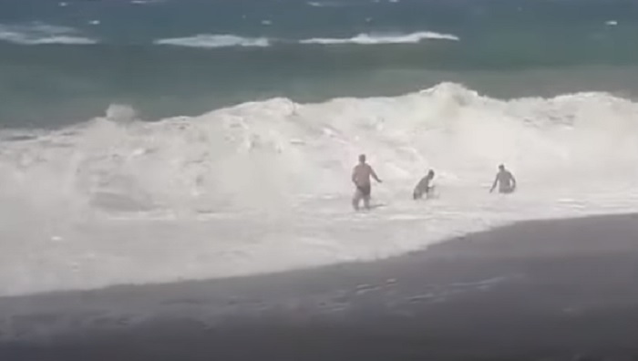 Aurelio Visalli, il video del salvataggio. Entra in mare con un salvagente poi sparisce