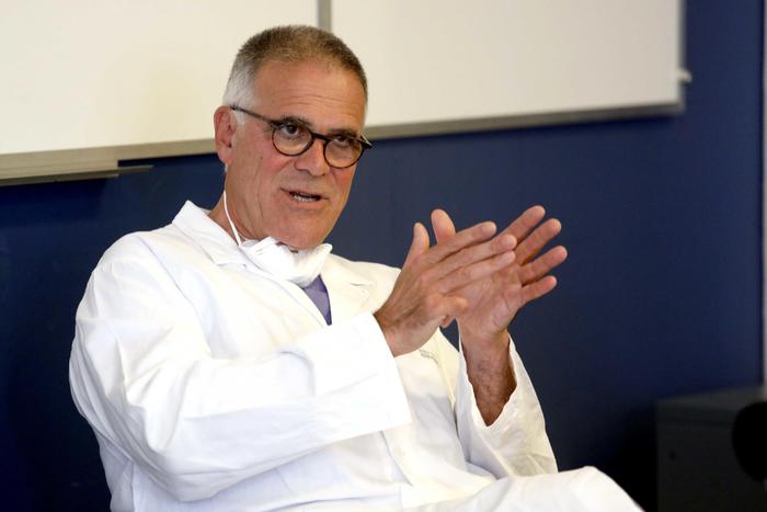 Berlusconi, l'aggiornamento di Zangrillo: "Fase delicata ma il decorso è regolare"