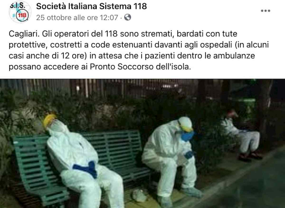 Infermieri e medici stremati fuori dal pronto soccorso, la foto simbolo seconda ondata