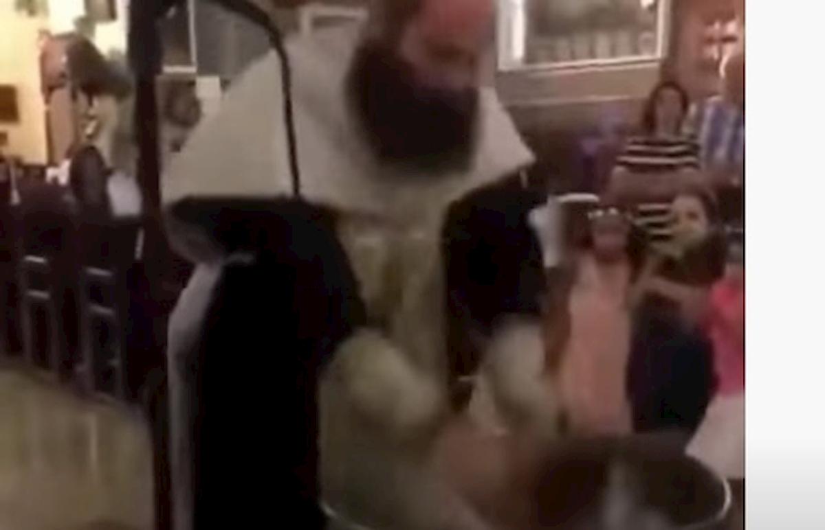 Il battesimo 'violento' è virale sul web ma è rito ortodosso VIDEO