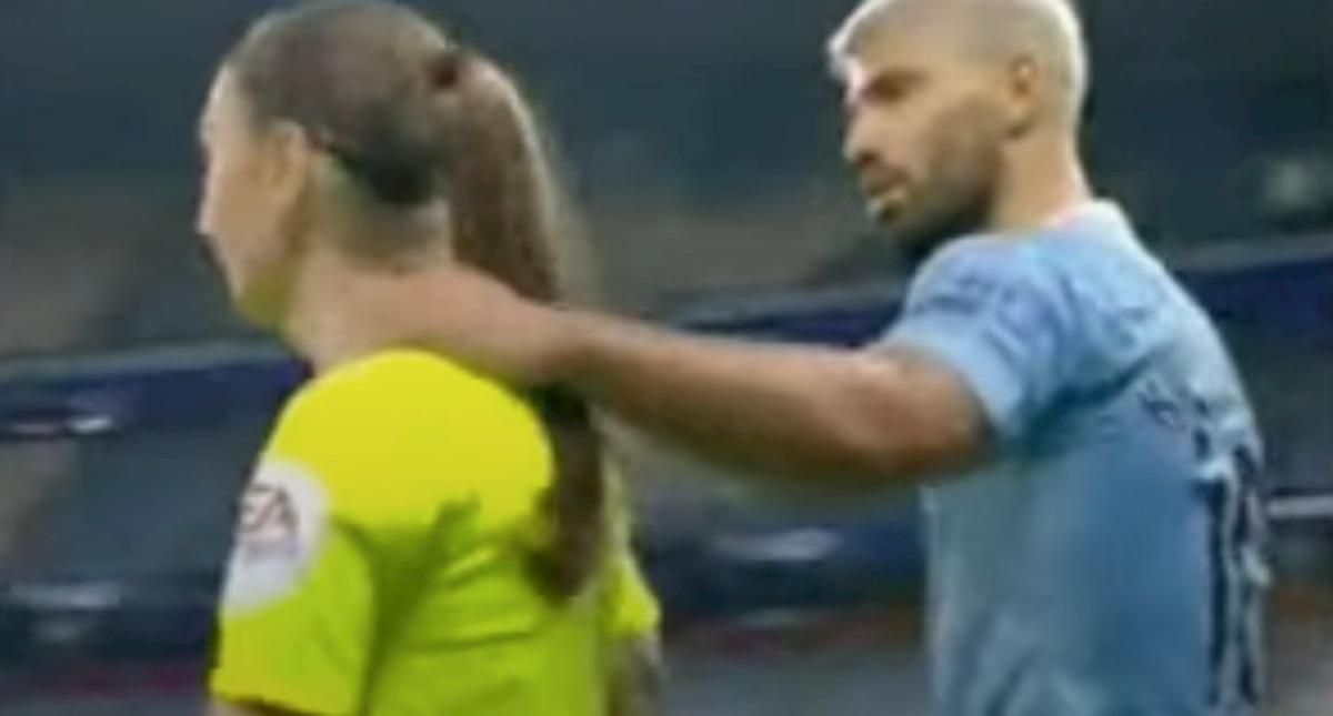 Aguero, mano sulle spalle della guardalinee per protestare: nella bufera VIDEO