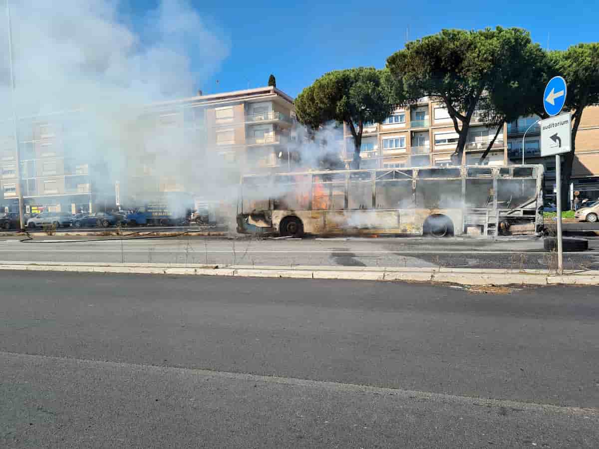 Roma, autobus in fiamme in piazza Pio XI FOTO. Fumo visibile fino a Monteverde VIlla Palmphili