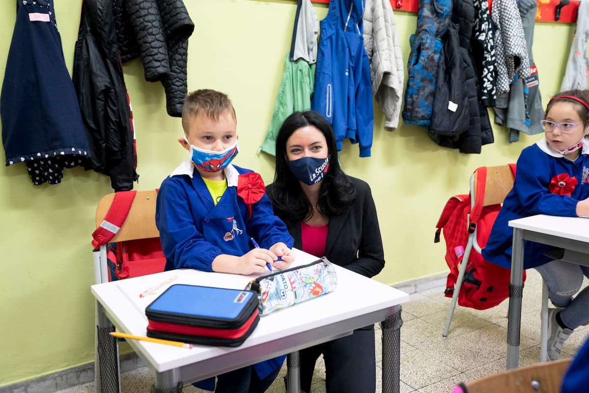 Coronavirus, Azzolina: "Valutiamo test rapidi anche per le scuole"