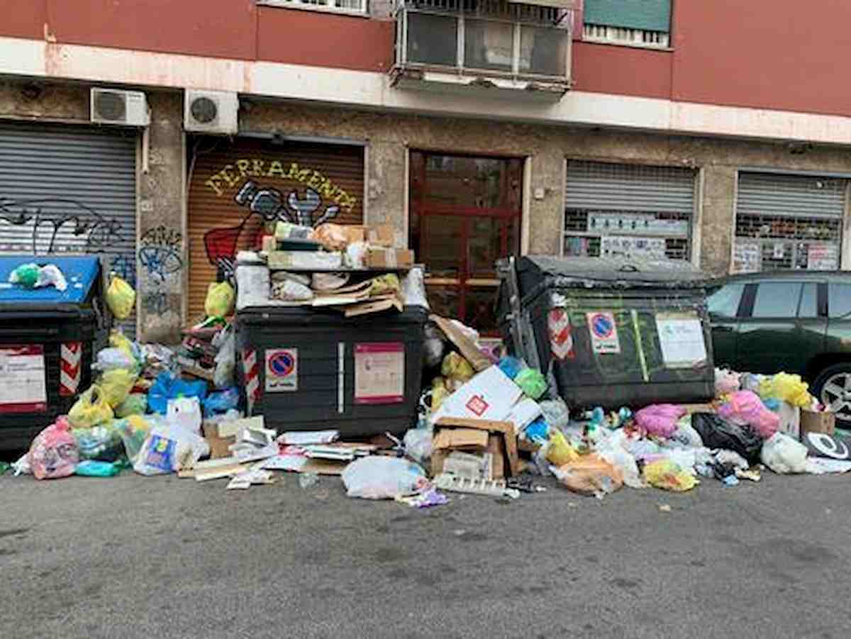 Roma, quartiere Prenestino: va a buttare la spazzatura e trova uno scooter cassonetto