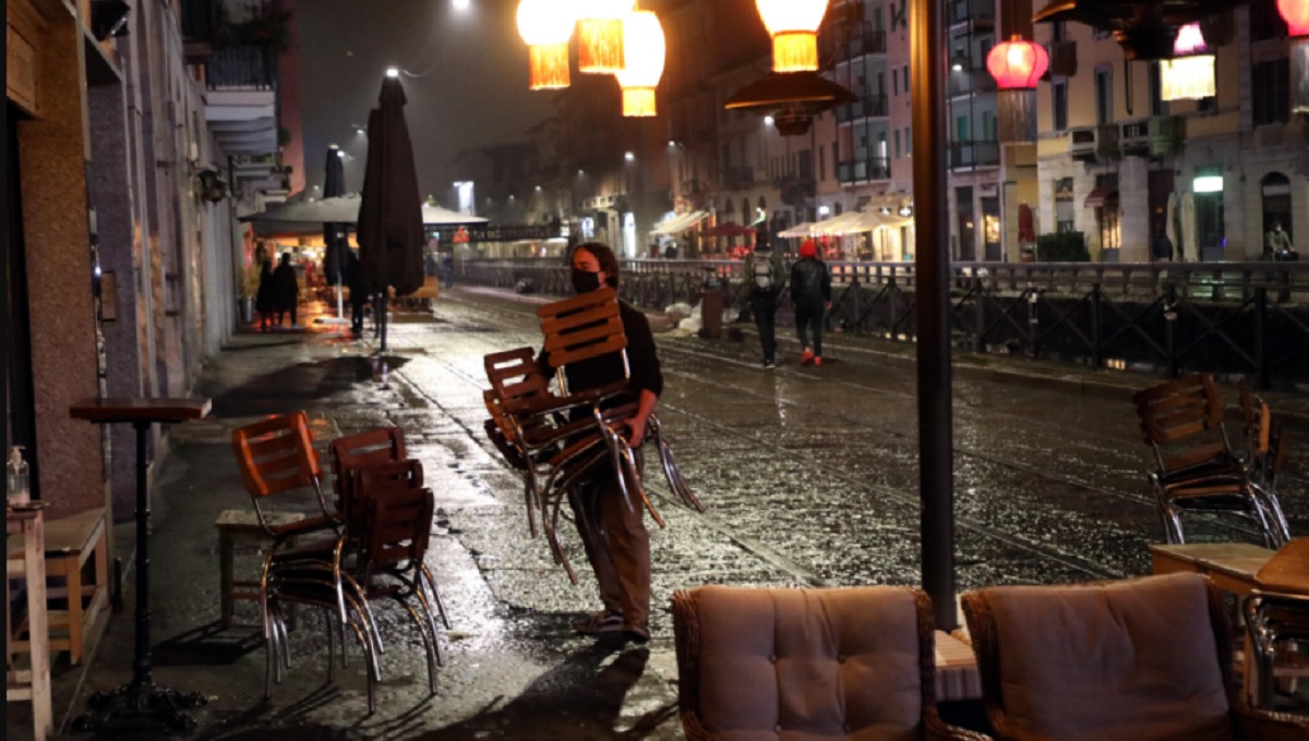 Bar Milano, il caso del locale che non riapre più e viene multato di 68 euro