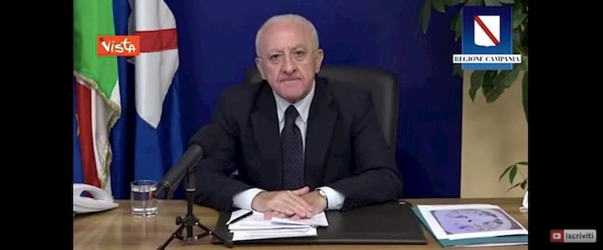 De Luca mostra tac di un malato Covid di 37 anni: "Senza terapia intensiva morirebbe"