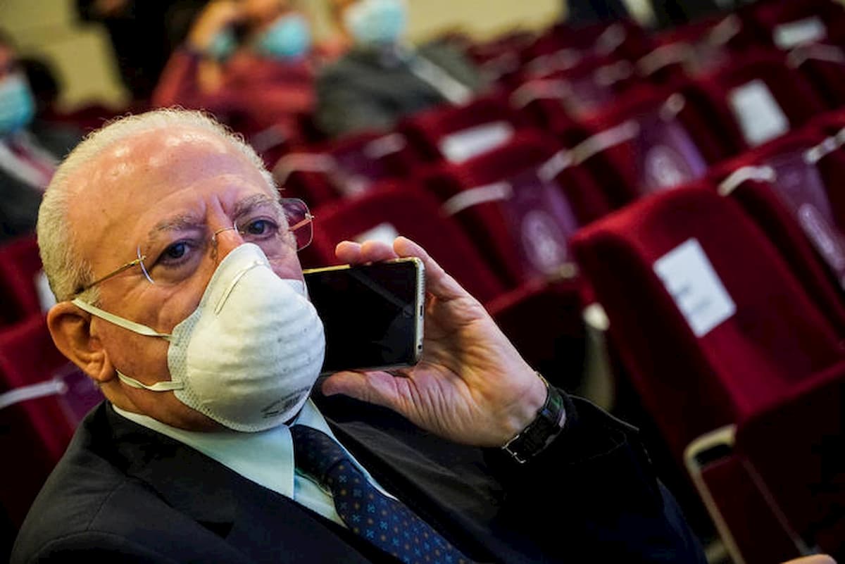 Campania scuole elementari, De Luca mattina: "Riapriamo". De Luca sera: ""Chiudiamo"