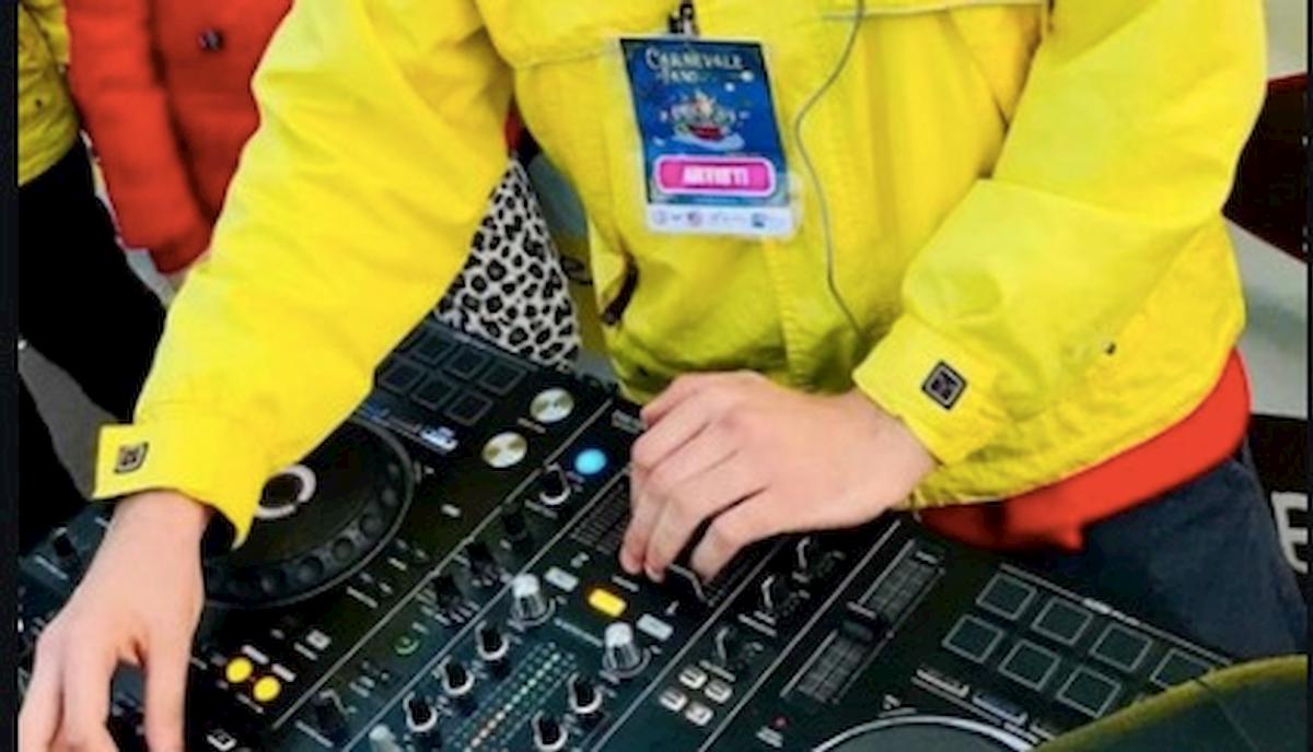 Joseph Capriati, il dj è stato accoltellato: è in gravi condizioni. Arrestato padre
