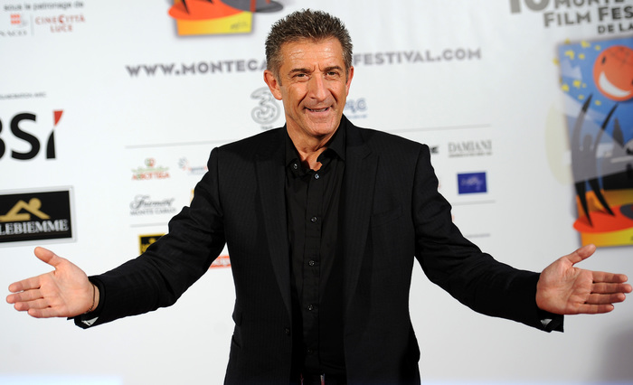 Ezio Greggio riceve una critica su Facebook e risponde: "Sembri una rolata di vitello"