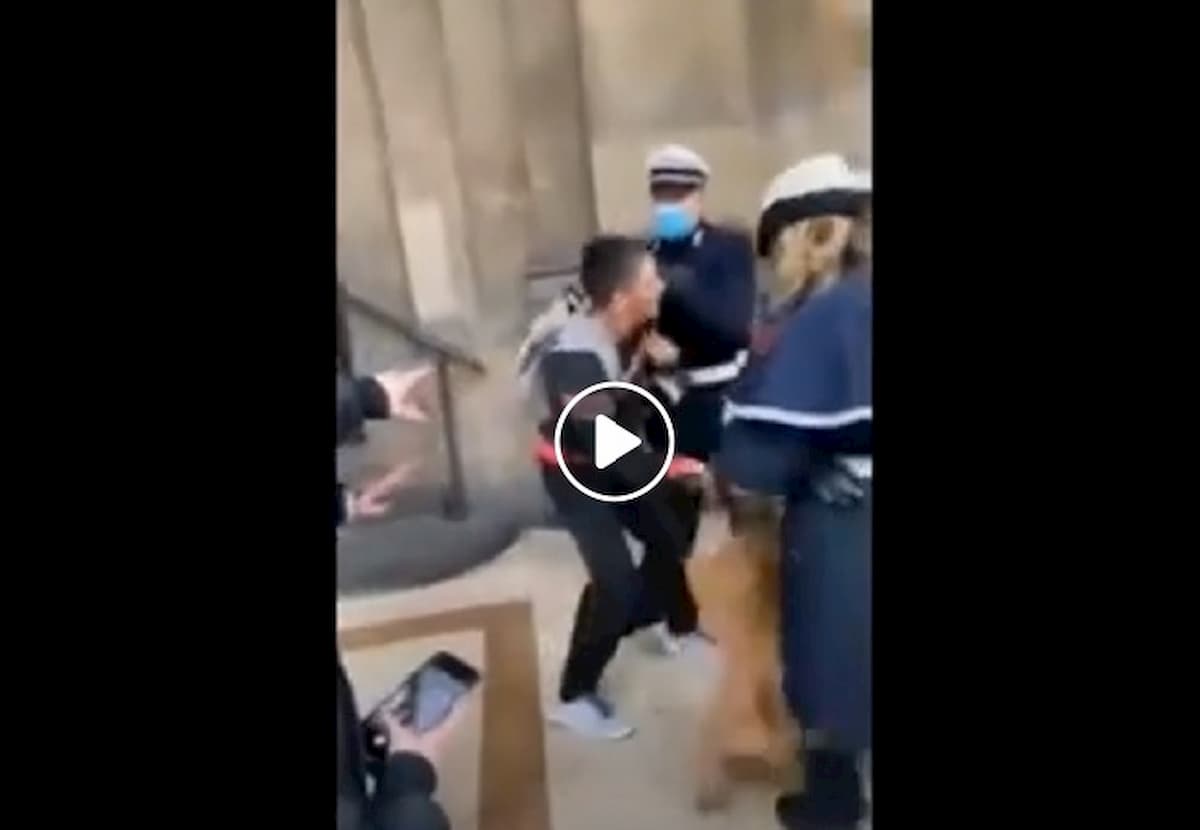 Firenze, i vigili fermano donna senza mascherina in piazza della Repubblica. Lei reagisce e i passanti la difendono VIDEO