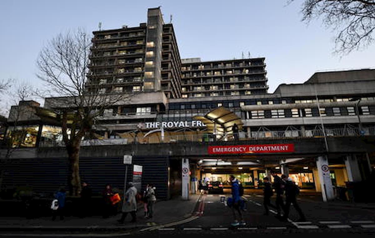 Rintraccia il padre che l'aveva abbandonata e scopre che aveva tentato di ucciderla quando aveva 2 anni