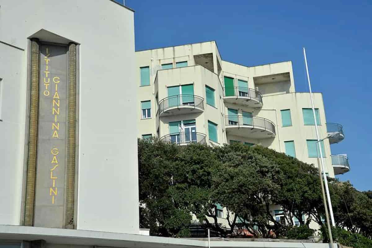 Genova, autobus di linea frena all'improvviso: bambino di 26 giorni cade dalle braccia della madre e sbatta la testa