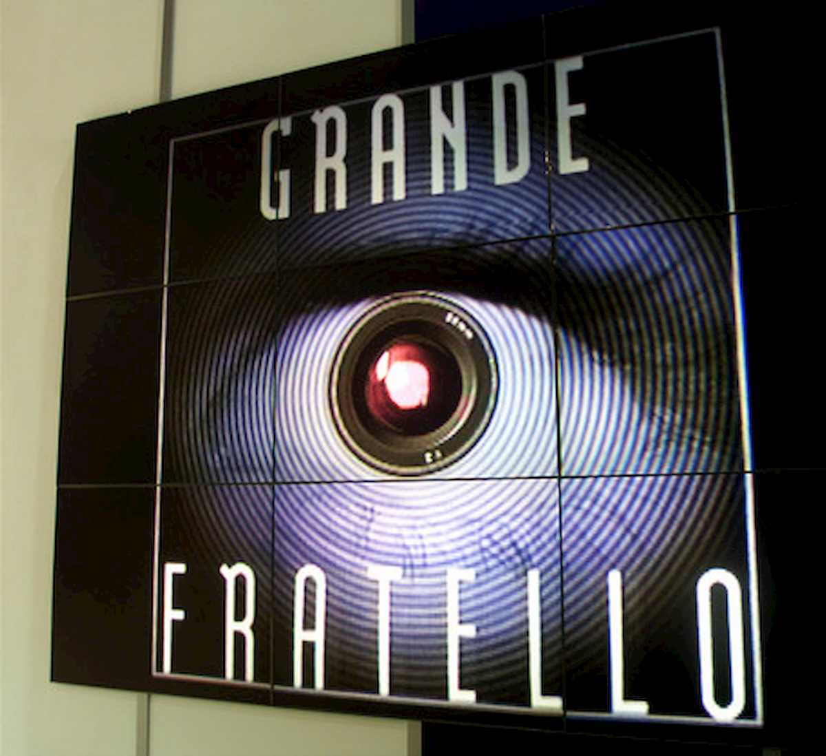 Grande Fratello Vip, Tommaso Zorzi: "Ha fatto la pipì nel letto e non è la prima volta...". Ecco chi sta parlando...