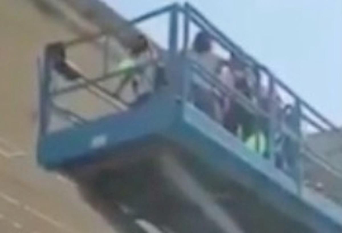 Argentina, non possono entrare in ospedale per le norme anti Covid: affittano una gru vedere l'amica