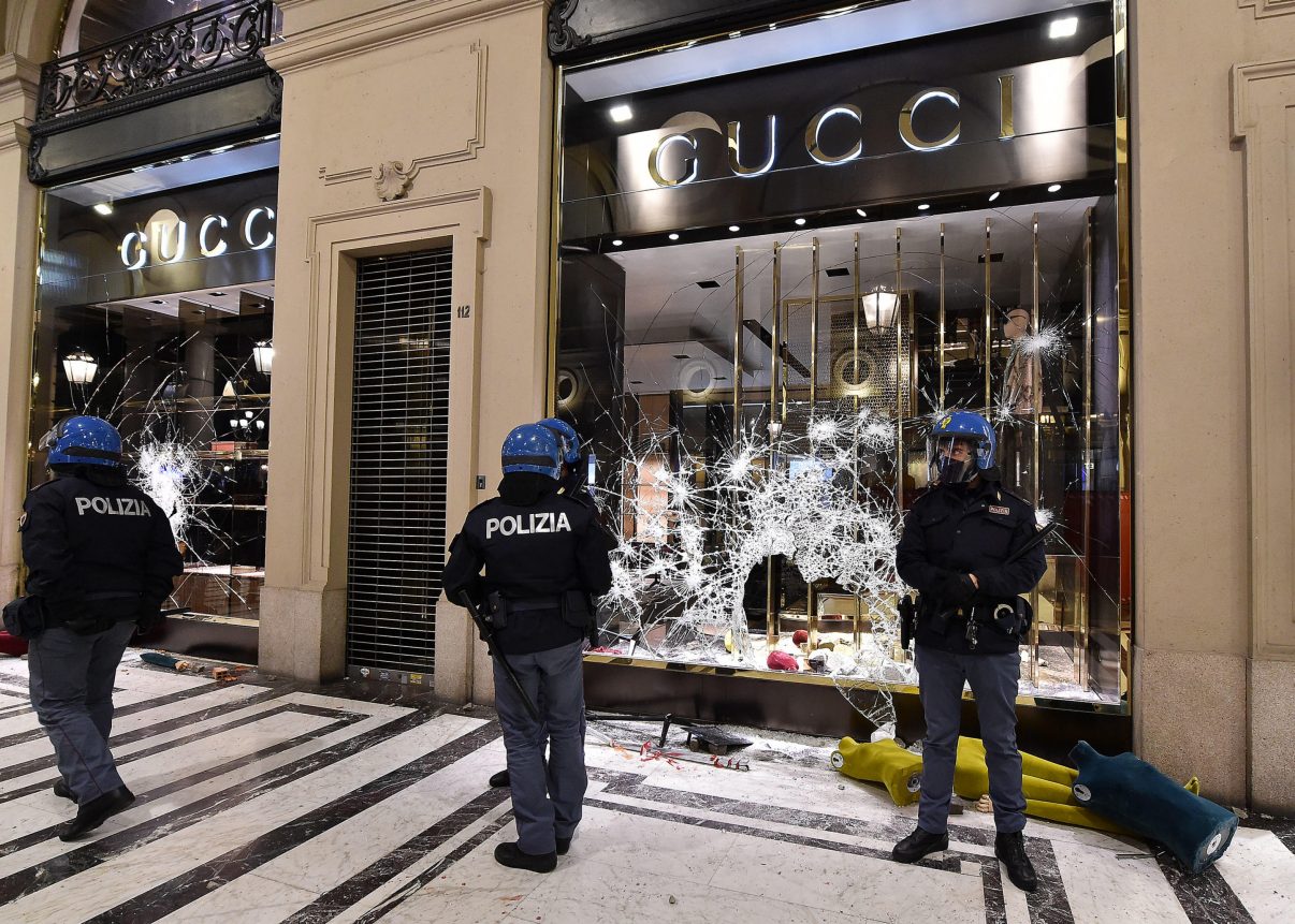 Ruba le borse dalla vetrina spaccata di Gucci e posta le foto: denunciato 18enne