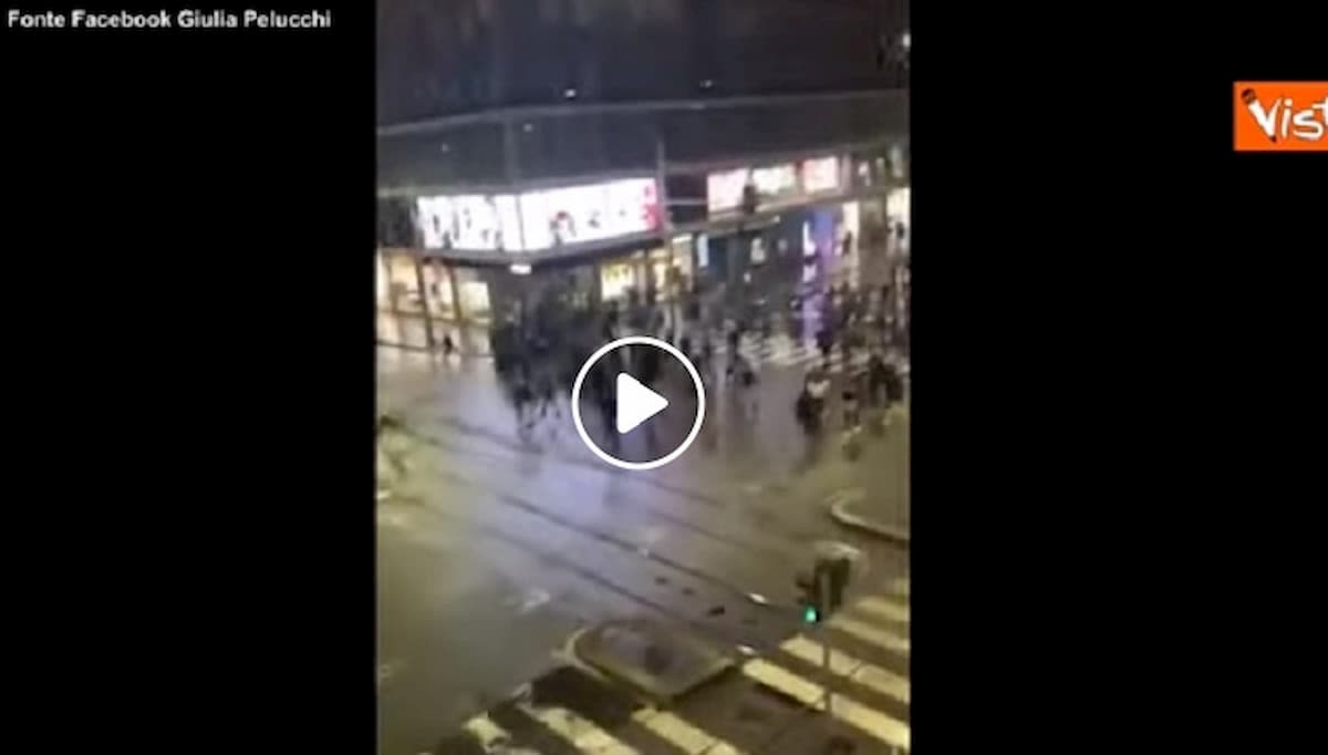 Guerriglia contro il nuovo Dpcm a Torino e Milano: assalto ai negozi e molotov contro la Polizia VIDEO