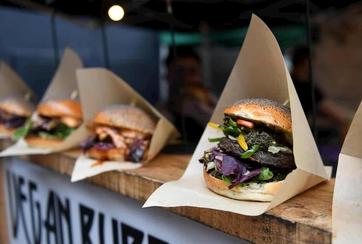 Hamburger vegetale si può dire o vale solo se c'è carne? Il Parlamento Ue decide sul nome