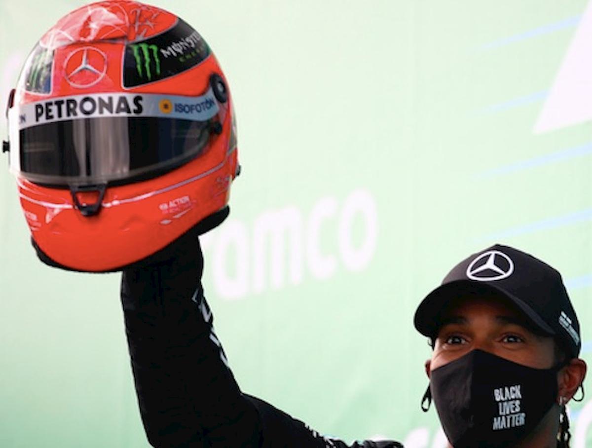 Hamilton, Mick Schumacher gli regala il casco padre FOTO