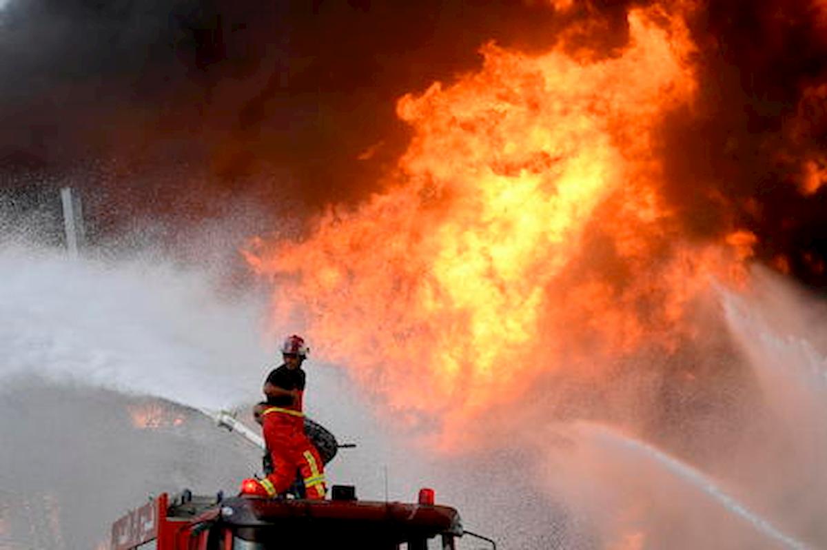 Colli Albani, incendio in un palazzo a via Rocca Priora: due persone intossicate, residenti strada