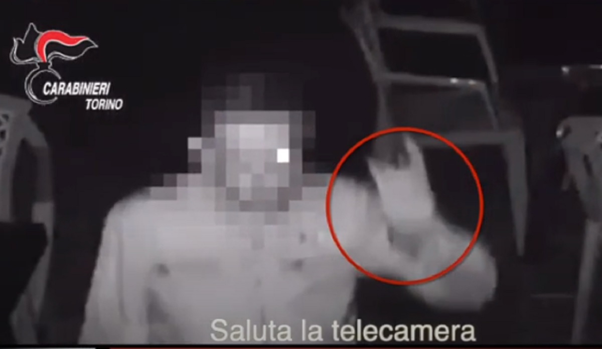 Ladro fa le corna alla telecamera, carabinieri lo riconoscono e lo arrestano VIDEO