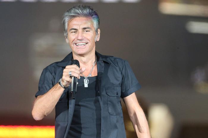 Ligabue: "Quello del bacio gay non sono io. Non fumo, occhio alle fake news"