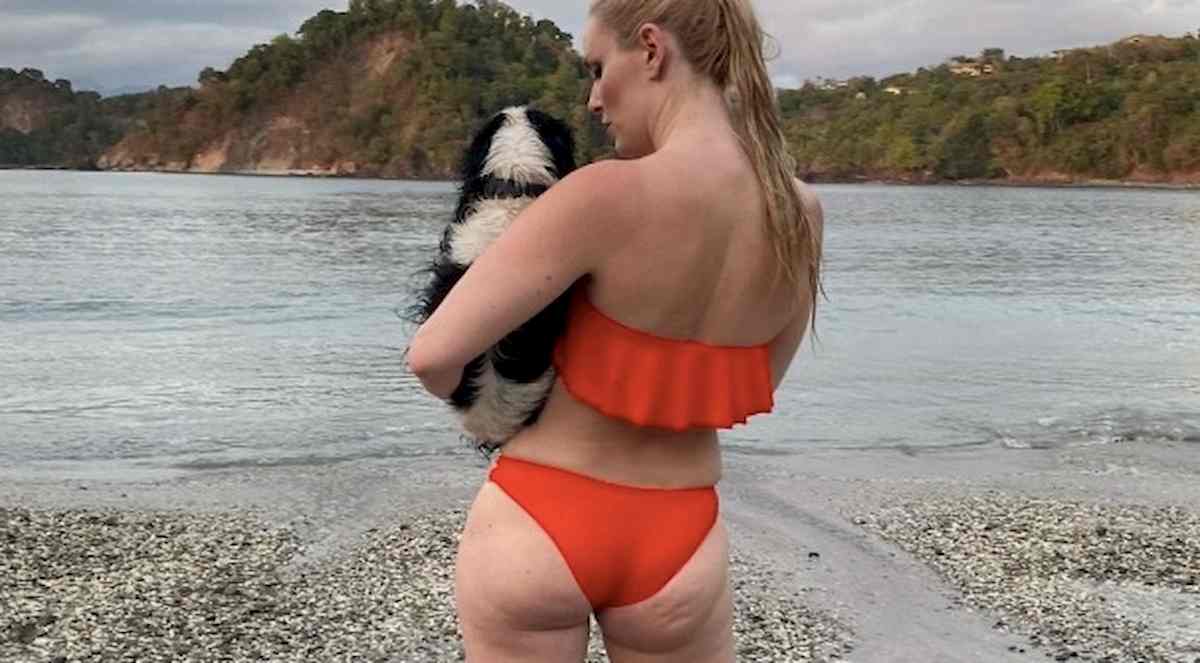 Lindsey Vonn criticata per foto in costume: "Non sono una taglia zero e ho la cellulite ma vedo benissimo"