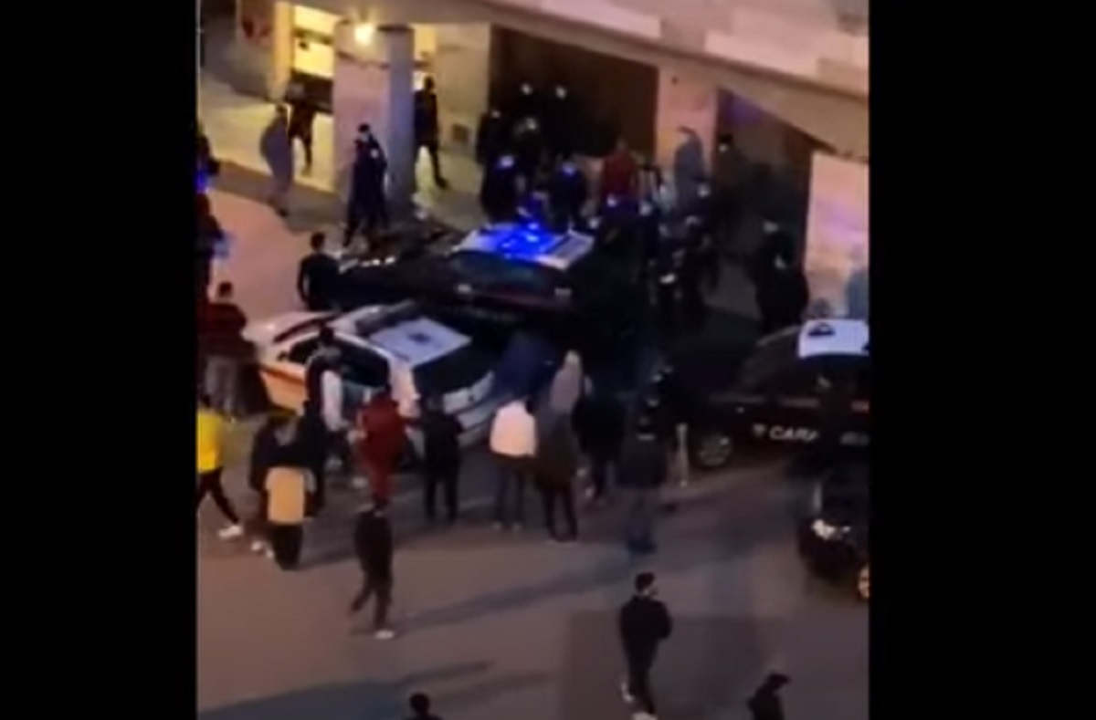 Vigili e carabinieri fanno i controlli Covid e vengono presi a sassate e bastonate a Livorno