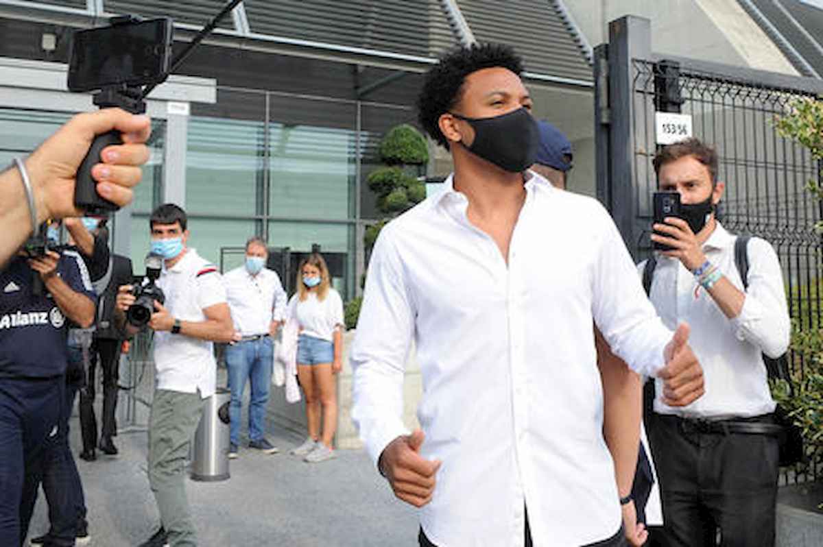 Juventus nei guai, anche McKennie ha il coronavirus. Intanto Cristiano Ronaldo è atterrato Torino