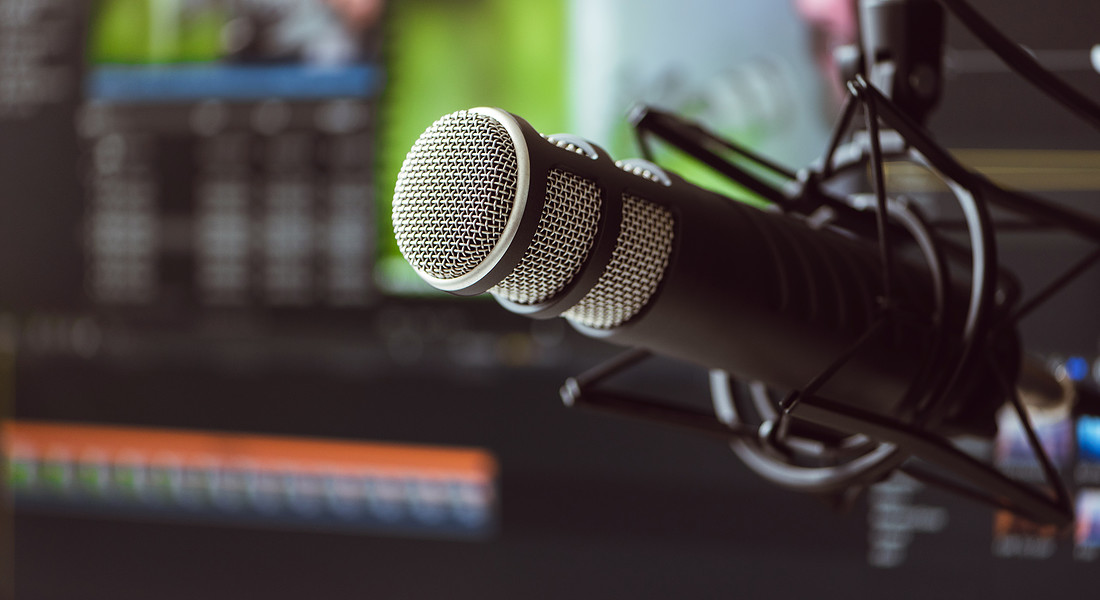 Chi è il famoso cantante italiano del bacio gay? Social scatenati: Nek, Ligabue...