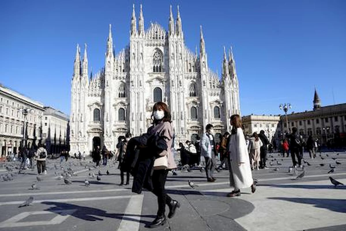 Coprifuoco Lombardia (all'unanimità), Decaro a Bari chiude movida... Si sfalda esercito dei Don Abbondio
