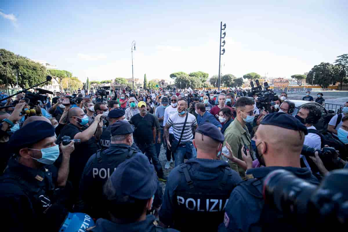 no mask roma manifestanti