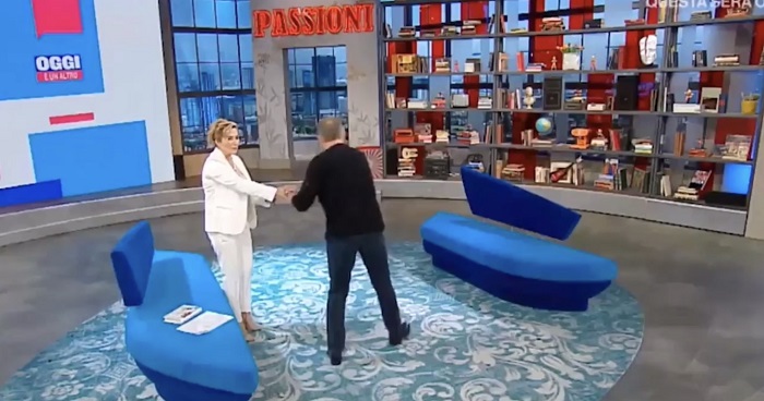 Paolo Bonolis e il gesto istintivo, stringe la mano a Serena Bortone su Rai1