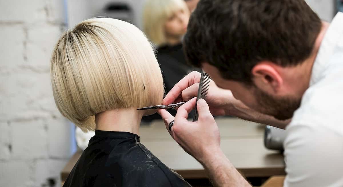 Dpcm 3 novembre: parrucchieri e barbieri aperti anche nelle zone rosse. Nella bozza erano tra chi chiude