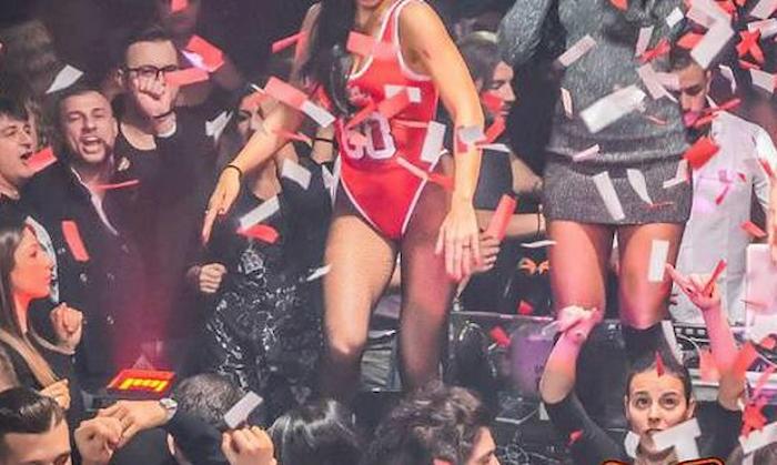 Coronavirus Parigi, feste clandestine a pagamento negli appartamenti. Le Parisien invia 2 infiltrati