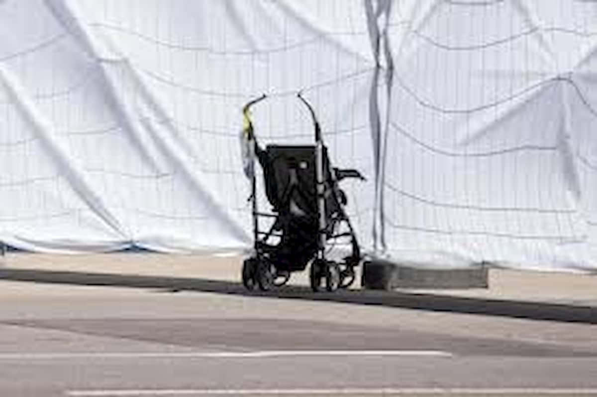 Passeggino finisce in strada, travolto da furgone