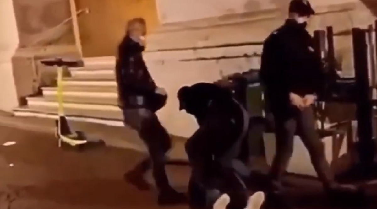 Poliziotto dà un calcio in testa a un ragazzo durante la manifestazione a Parma VIDEO