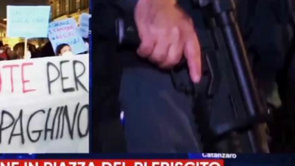 Napoli, il poliziotto col dito teso sul grilletto durante le proteste FOTO