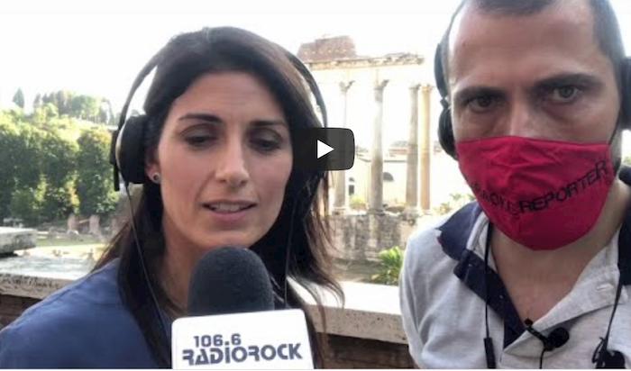 Virginia Raggi canta Roma nun fa la stupida stasera a Radio Rock. "Sembra un po' la Bertè"