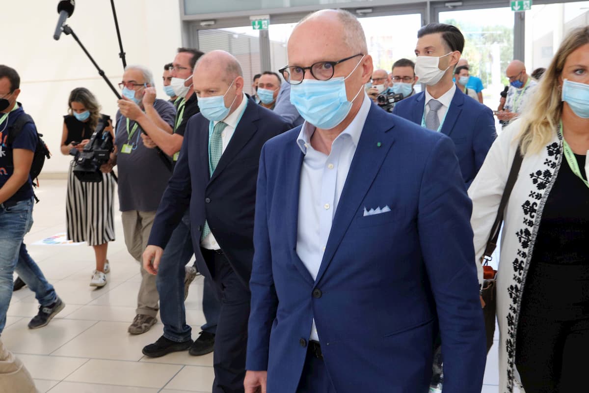 Coronavirus, Ricciardi: "A Milano, Napoli e forse Roma pandemia fuori controllo"