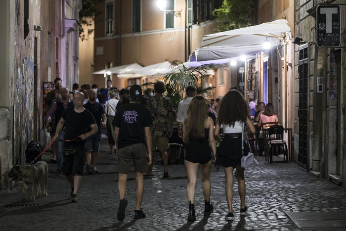 Lazio, mascherina obbligatoria all'aperto